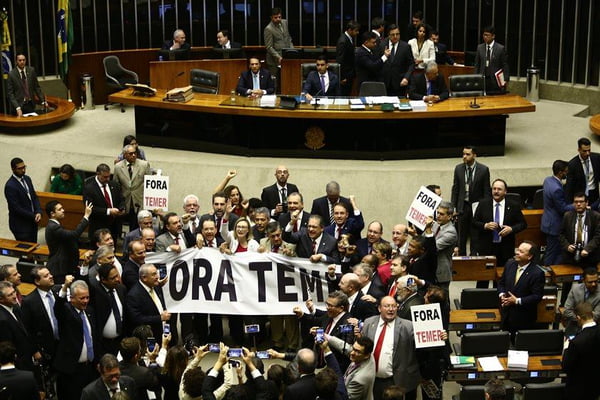 Partidos da oposição entram no plenário da Câmara com cartazes de ‘fora, Temer’