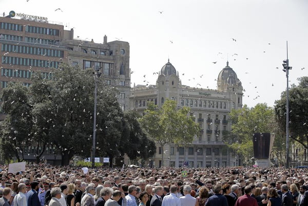 Barcelona homenageia vítimas de atentado terrorista