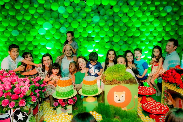 Alegria vezes 6. Cleucy Oliveira abre os jardins de sua casa para celebrar aniversário dos netos