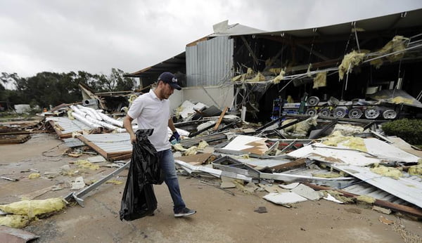 Furacão Harvey chega à costa do Texas e atinge casas e empresas