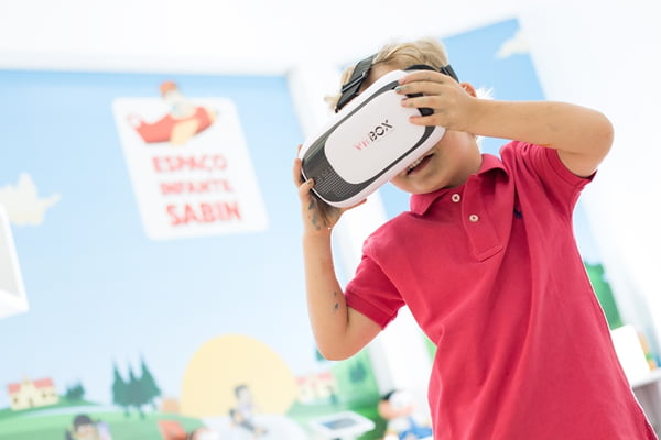 Laboratório usa realidade virtual para acalmar crianças durante exames