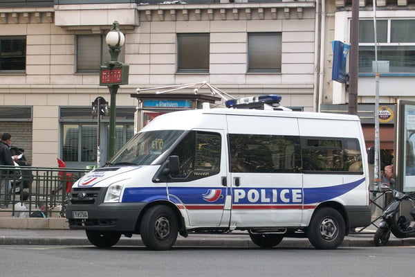 polícia frança paris viatura