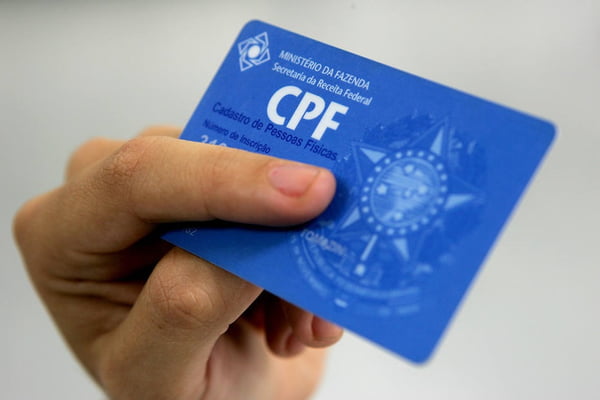 SAO PAULO/SP 11/04/2006 – 17:00 H – LUANA / CPF – OPINIAO JT – Cartao de CPF para materia sobre numero de CPF que foi duplicado.