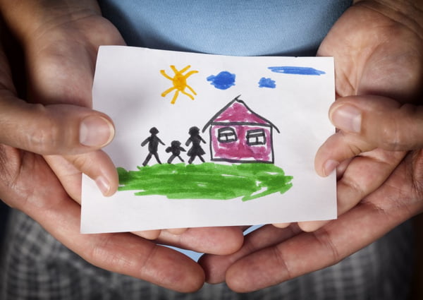 imagem de desenho infantil de família em uma casa desenhada à mão