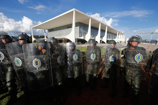 Protesto contra o governo na porta do Palácio do Planalto – Brasília, DF – 16/03/2016