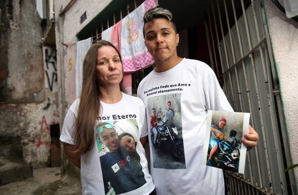 MOR SANTO ANDRÉ  07/11/2017  CIDADES MORTE / POLÍCIA   Maria Medina e Lucas  Nigueira, mãe e irmão de Luan Nogueira garoto de 14 anos que foi morto pela polícia Militar em Santo André, local rua Paraúna, 14 .  FOTO: JF DIORIO/ESTADÃO