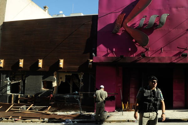 Foto colorida mostra fachada da Boate Kiss, no RS, destruída por um incêndio em 2013