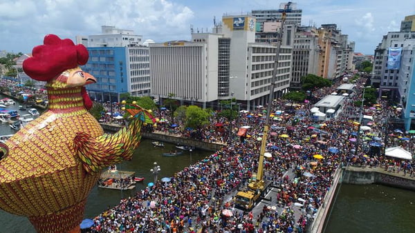 Galo da Madrugada arrasta multidões no Recife