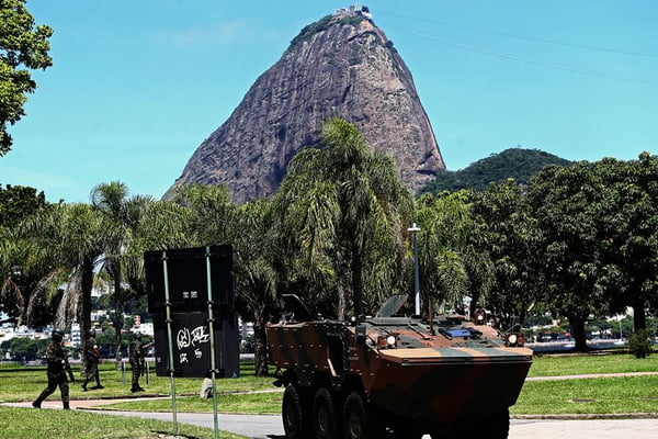 Tropas já patrulham ruas do Rio, incluindo entorno do Palácio Guanabara
