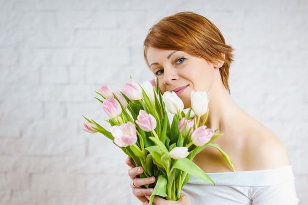 beautiful woman holding a bouquet of tulips