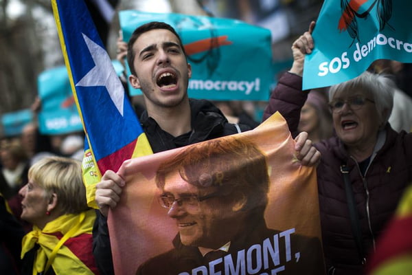 Catalães vão às ruas protestar contra prisão de Puigdemont