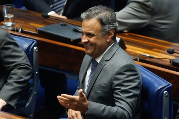Imagem colorida mostra Aécio Neves retorna ao Senado Federal após decisão do Plenário - Metrópoles