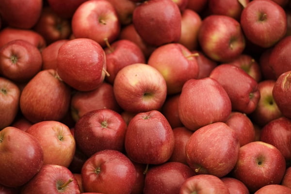 As maçãs contém uma grande quantidade de flavonoides, um antioxidadnte que ajuda na saúde cardíaca. Eles atuam dilatando as artérias e permitindo uma melhor circulação do sangue, o que dimiui o esforço que o corpo tem que fazer para permitir que o sangue circule.