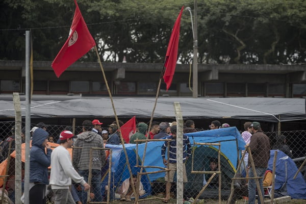 Militantes já acampam em Curitiba à espera do depoimento de Lula