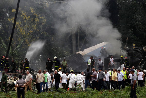 Avião com 113 pessoas a bordo cai logo após decolagem