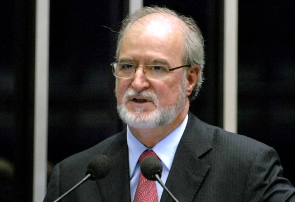 Em pronunciamento na tribuna do Senado, Senador Eduardo Azeredo (PSDB-MG)