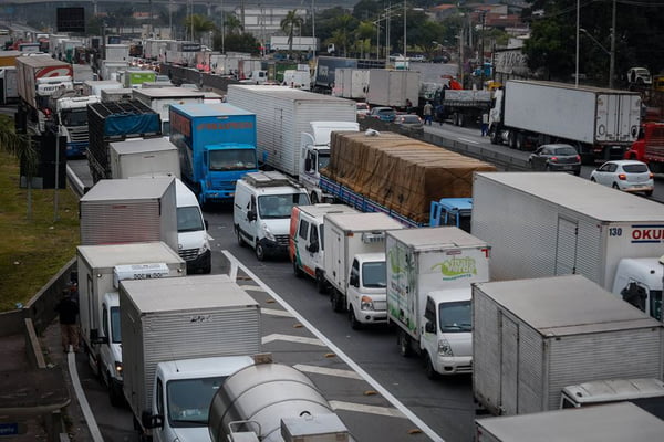 Greve dos caminhoneiros custará R$ 15 bilhões para a economia do país