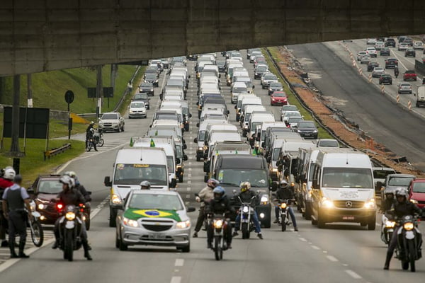 Motoristas de vans escolares protestam na Via Anchieta
