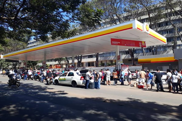 Vídeo: homens saem no tapa em fila de posto de gasolina no DF