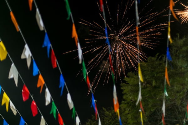 festa junina fogos artifício rojão bandeirolas