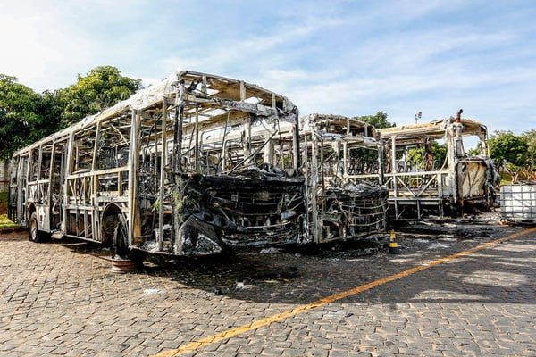 Mais três ônibus são incendiados no interior de Minas Gerais
