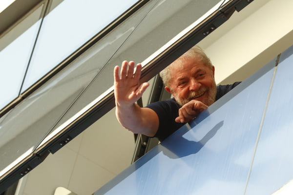 Por unanimidade, Lula tem pena reduzida e pode deixar prisão este ano