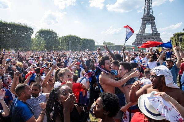 Franceses lotam ruas de Paris para comemorar bicampeonato mundial