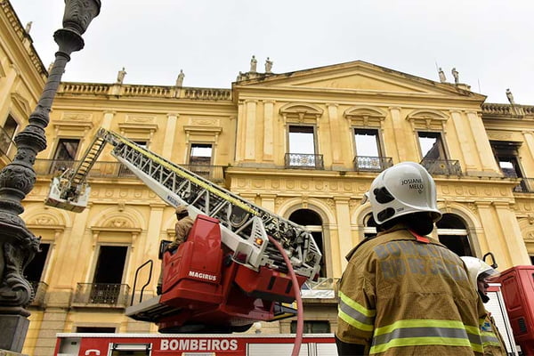 Rescaldo do incÍndio que destruiu o acervo do Museu Nacional