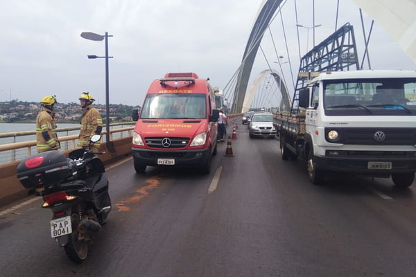 Motociclista derrapa em poça de óleo e complica trânsito na Ponte JK