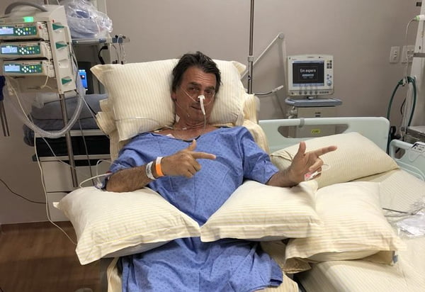 Bolsonaro faz sinal de arma no hospital