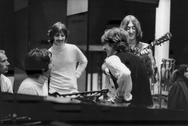 A banda durante as gravações do Álbum Branco, à esquerda, o produtor George Michael