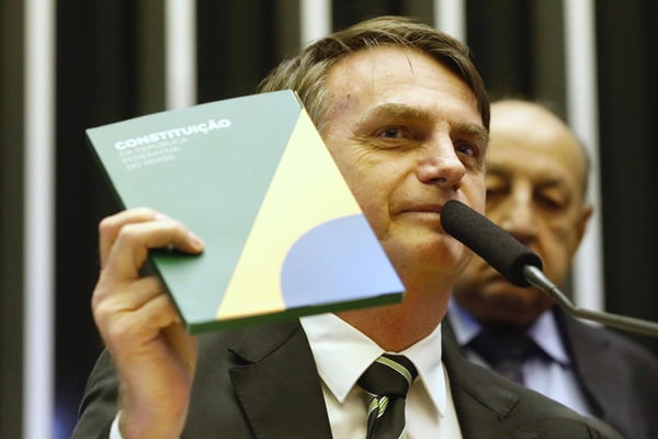 Jair Bolsonaro mostra a Constituição