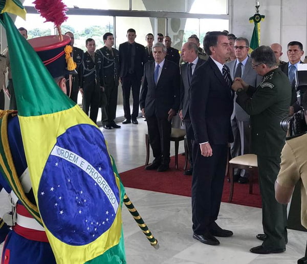 Bolsonaro recebe medalha