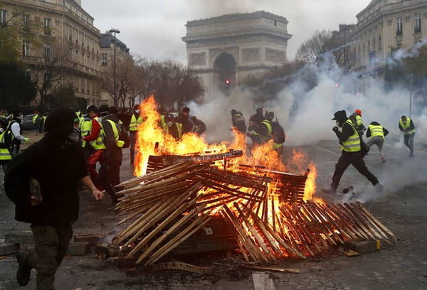 Manifestantes protestam contra o aumento de impostos sobre combustíveis na França