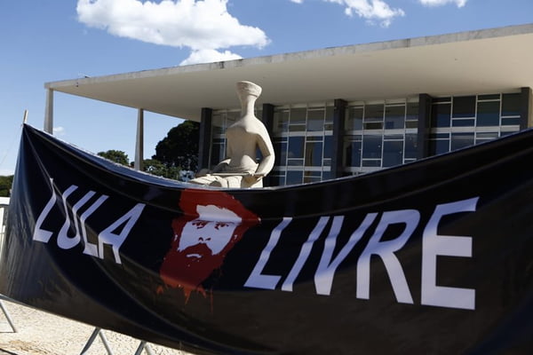 Faixa pedindo a soltura de Lula - Metrópoles