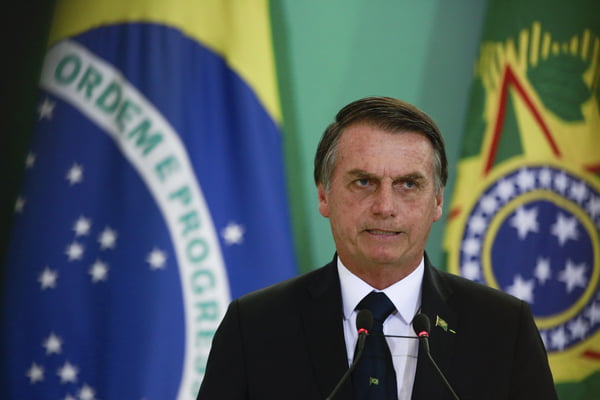 Bolsonaro anuncia cortes em propaganda do BB e Caixa e ataca oposição