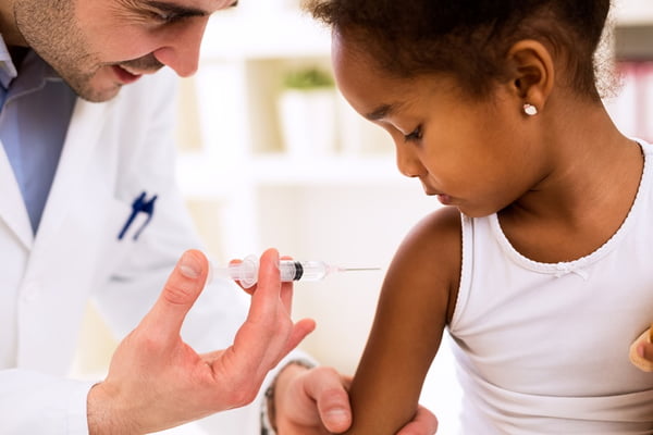 criança sendo vacinada