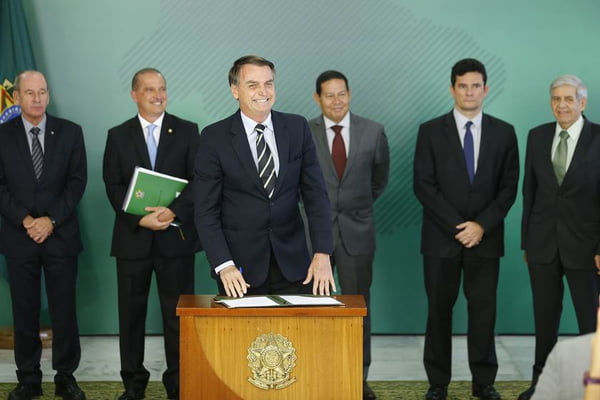 Bolsonaro assina decreto que facilita posse de arma de fogo