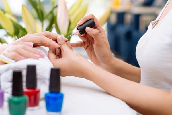 Cliente com Covid-19 expõe manicure à doença : “Precisava desesperadamente”