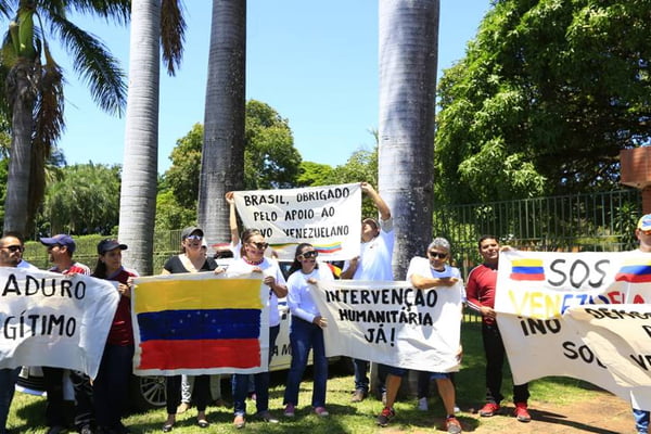 Venezuelanos protestam contra Nicolás Maduro em Brasília