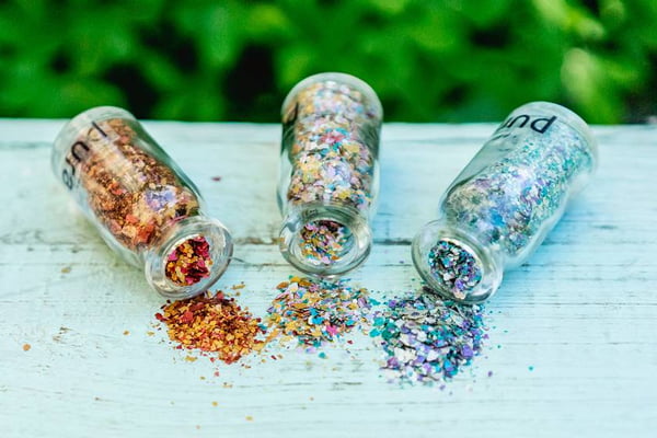 Vários potinhos com glitter - Metrópoles