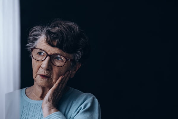 Estudos explicam por que o Alzheimer é mais frequente em mulheres
