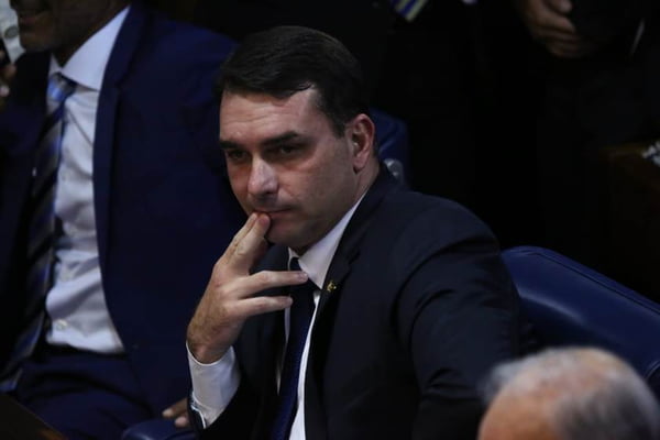 Advogadas de Flávio Bolsonaro se associam a braço direito do senador