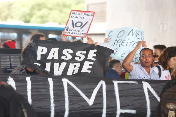 Manifestantes do movimento Passe Livre fazem protesto contra o aumento da passagem – Brasília(DF), 04/01/2017