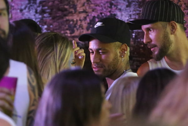 *PREMIUM-EXCLUSIVO* Neymar curte camarote Salvador (Neymar em conversa ao pé do Ouvido com uma loira )