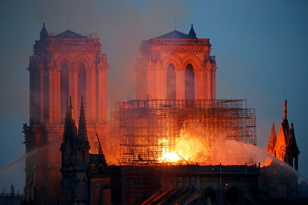 Reconstrução da Catedral de Notre-Dame será idêntica à original