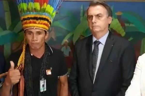 Bolsonaro e índio