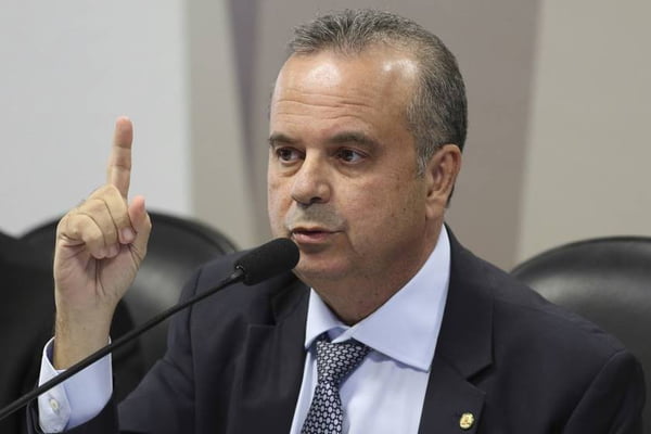 O senador paraense Rogério Marinho, do PL, fala em microfone durante comissão no Senado. Ele aponta com o dedo para cima - Metrópoles