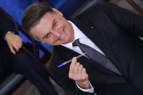 “Professor tem que ensinar e não doutrinar”, diz Bolsonaro no Twitter