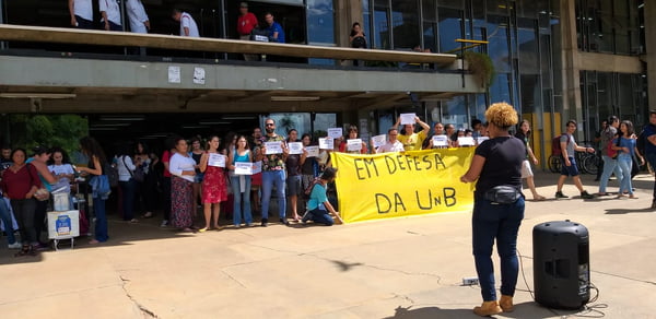 protesto na UnB contra decisão do MEC-corte de recursos